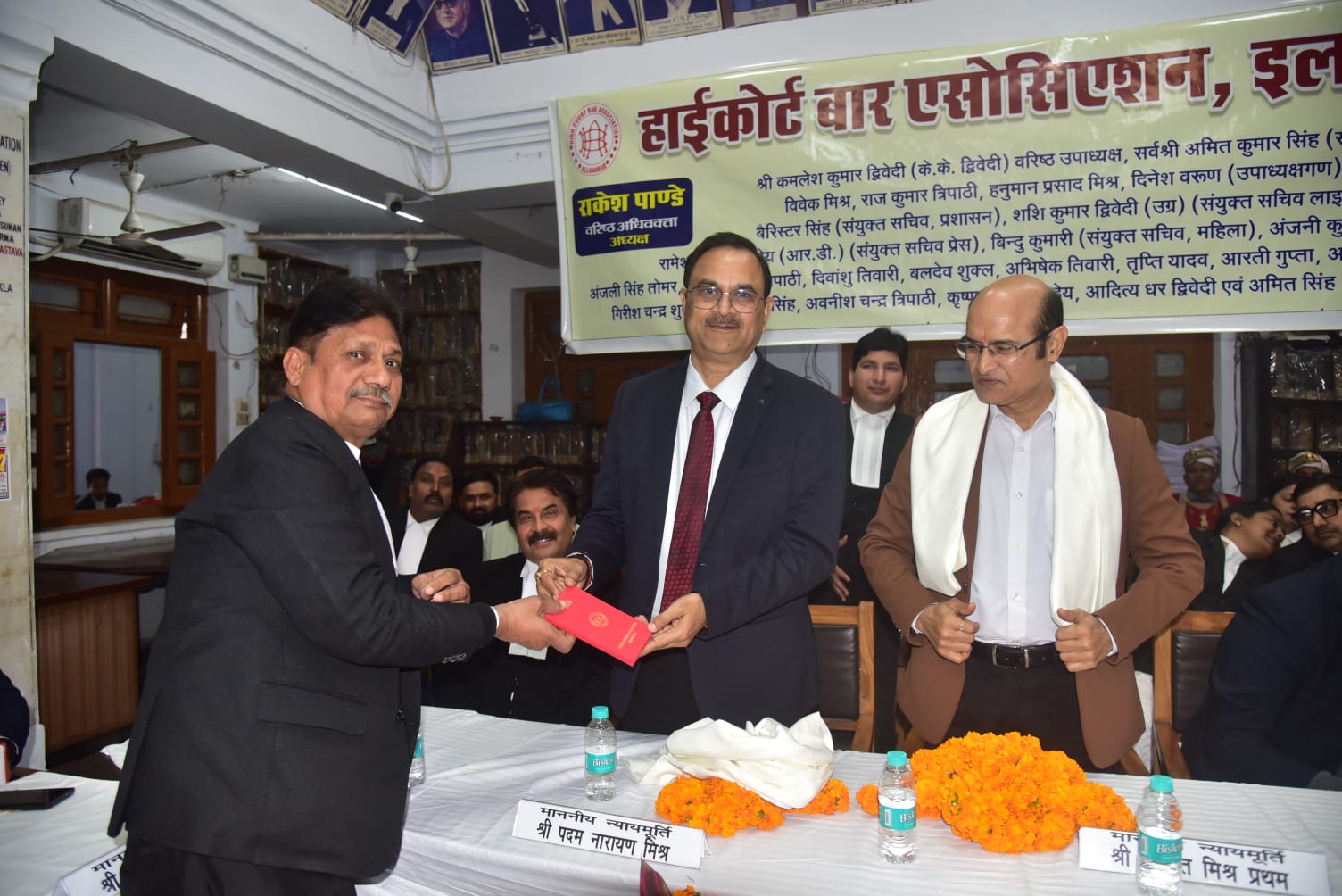 न्यायमूर्ति और अधिवक्ता एक रथ के दो पहिए की तरह