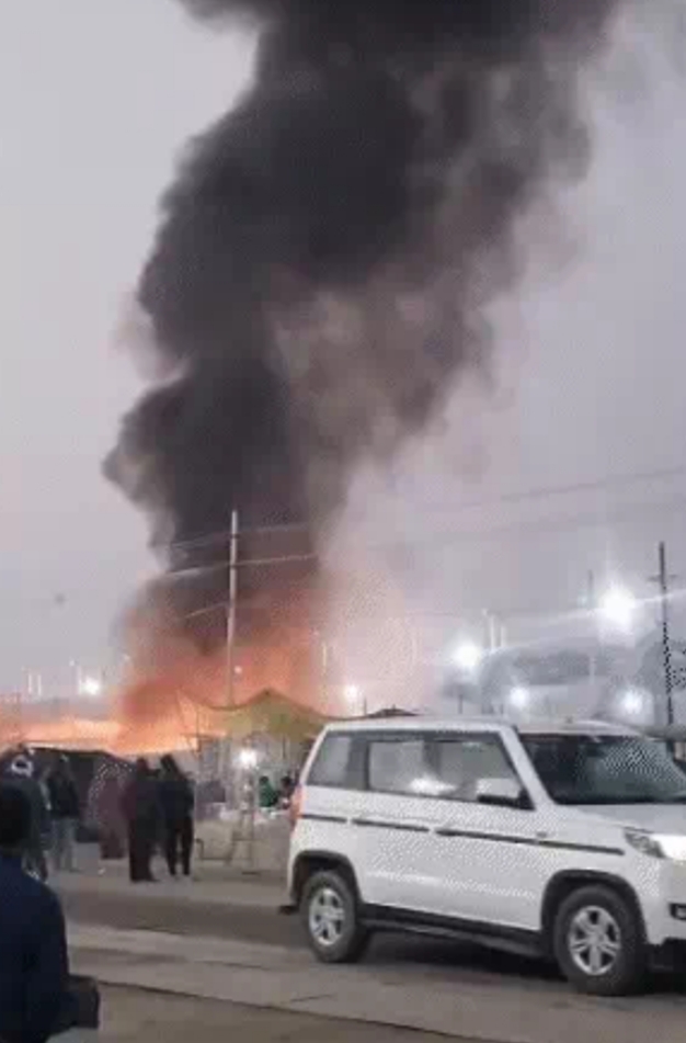 माघ मेले के सेक्टर पांच में भीषण आग लगी 2