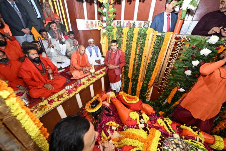 सीएम योगी ने लेटे हनुमान जी की विधि विधान से पूजा की