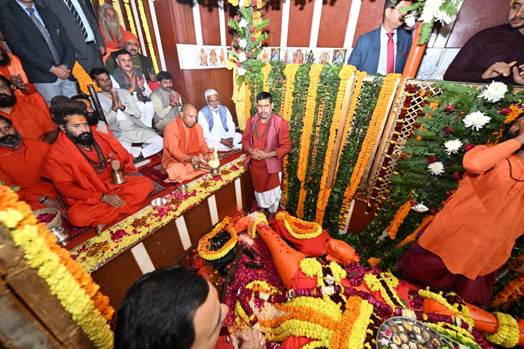 सीएम योगी ने लेटे हनुमान जी की विधि विधान से पूजा की